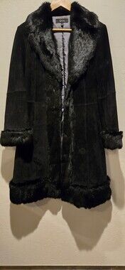 Q.U.E Medium Black Suede Coat with Faux Fur Trim